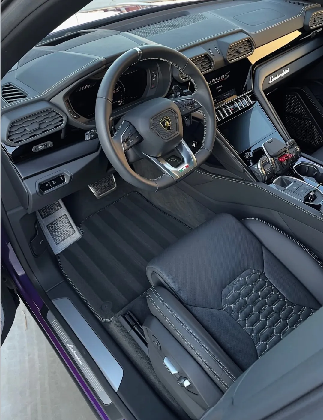След — Lamborghini Urus — Интериор (предни седалки)