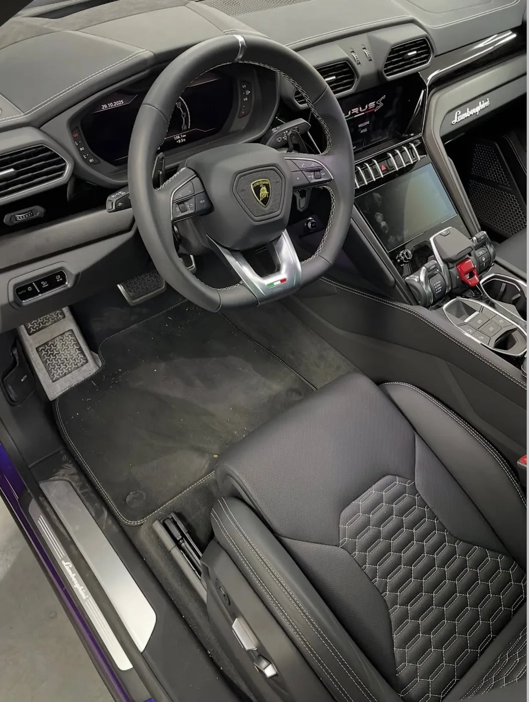 Преди — Lamborghini Urus — Интериор (предни седалки)