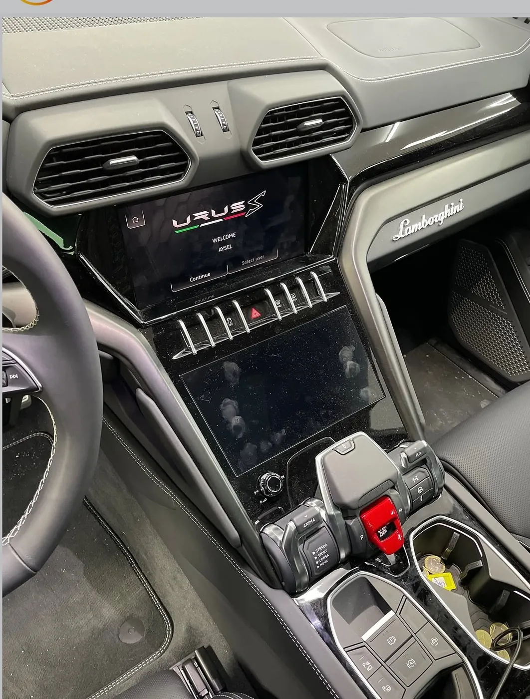 Преди — Lamborghini Urus — Конзола