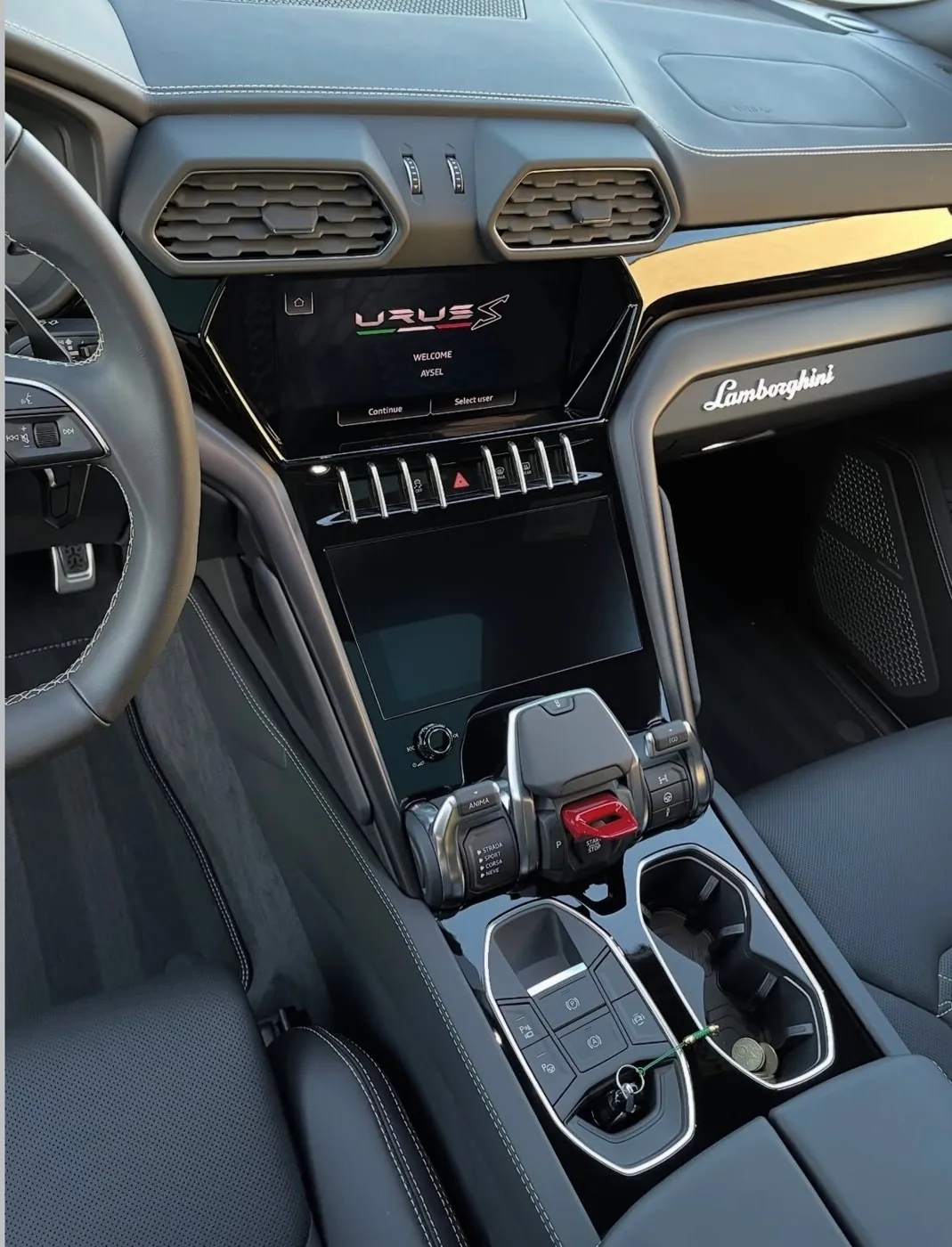 След — Lamborghini Urus — Конзола